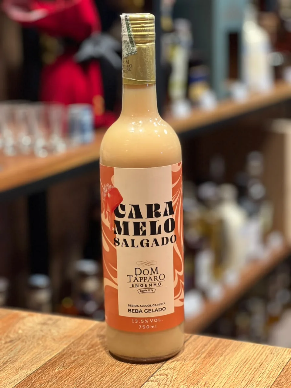 Garrafa com rótulo Caramelo Salgado no balcão