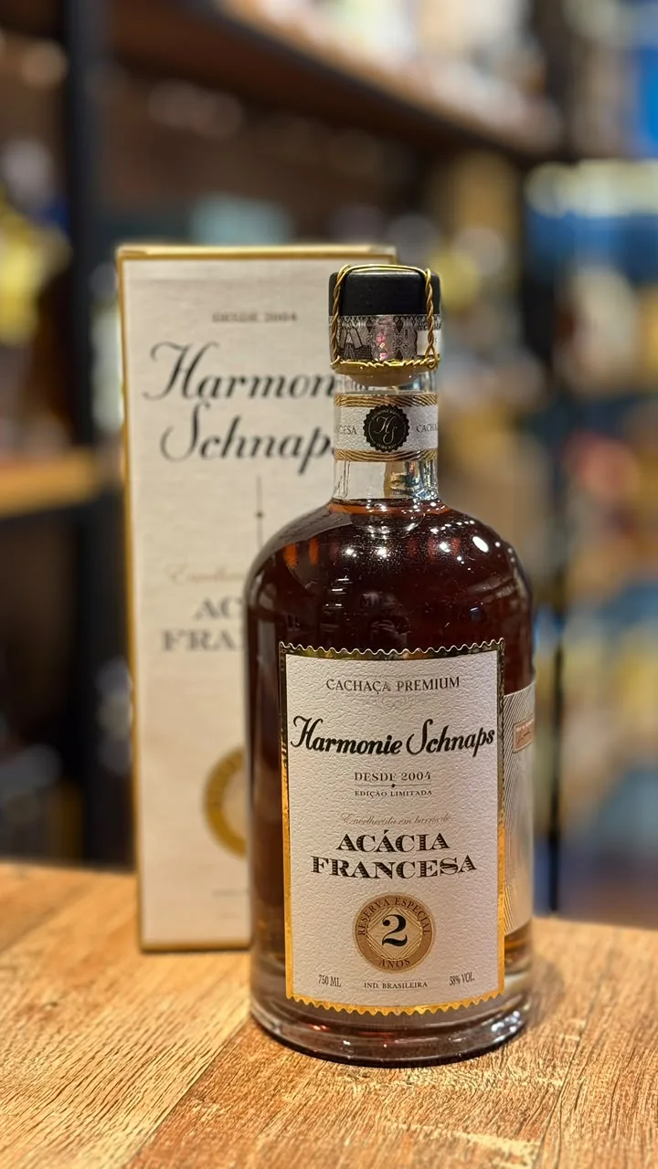 Garrafa de cachaça Havana com embalagem ao fundo