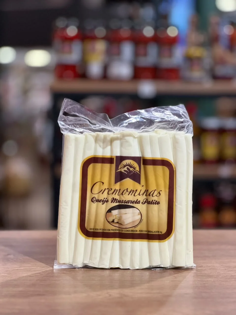 Embalagem com palitos finos de acompanhamento à base de queijo