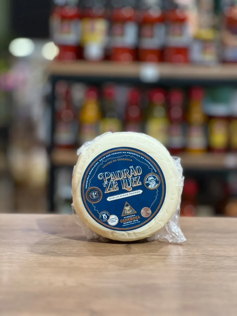 Queijo especial redondo com rótulo azul sobre um balcão