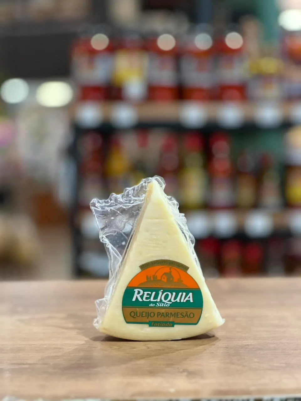 Embalagem triangular de requeijão fotografada no empório